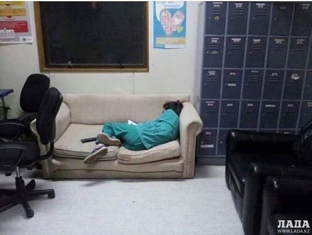 Медсестра дежурного врача. Врачи спят на рабочем месте.