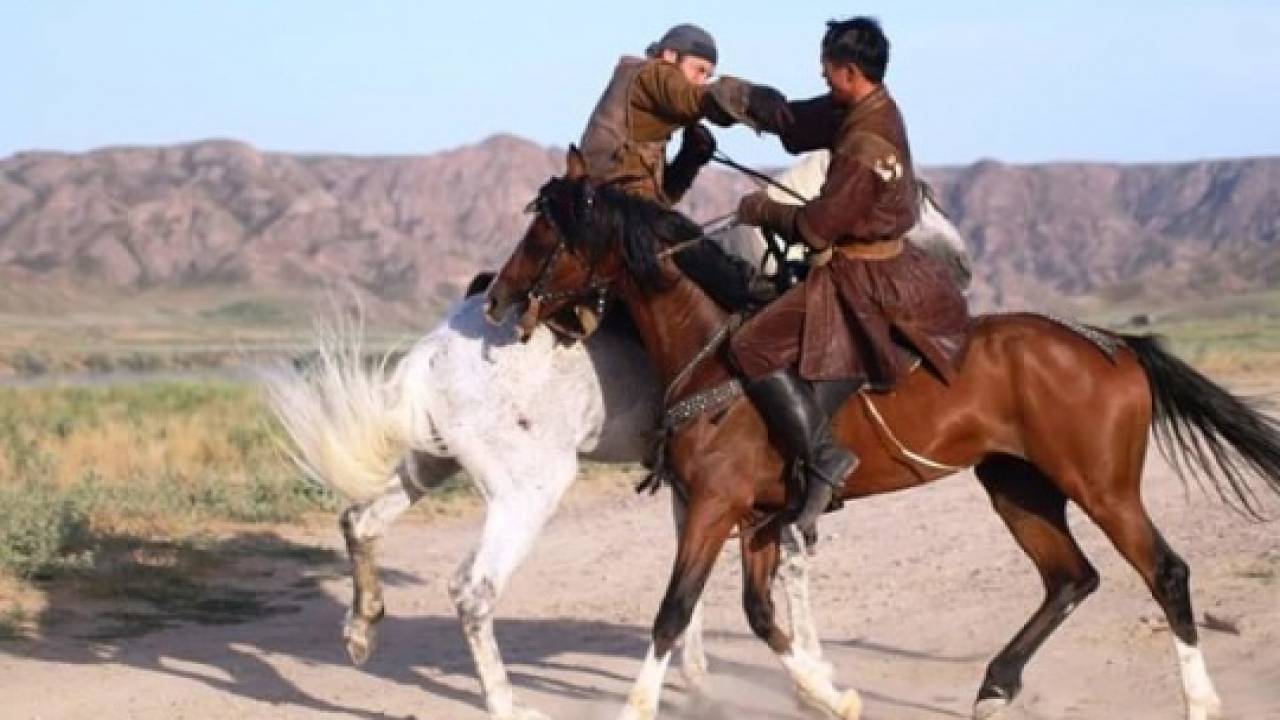 Алу ойыны. Аударыспак. Казахские конные игры. Казахские национальные игры. Казахская борьба на конях.