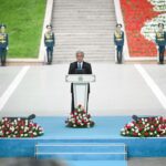 Президент принял участие в церемонии поднятия Государственного флага