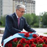 Глава государства Касым-Жомарт Токаев возложил цветы к Мемориальному комплексу Героя Советского Союза Алии Молдагуловой и почтил ее память минутой молчания